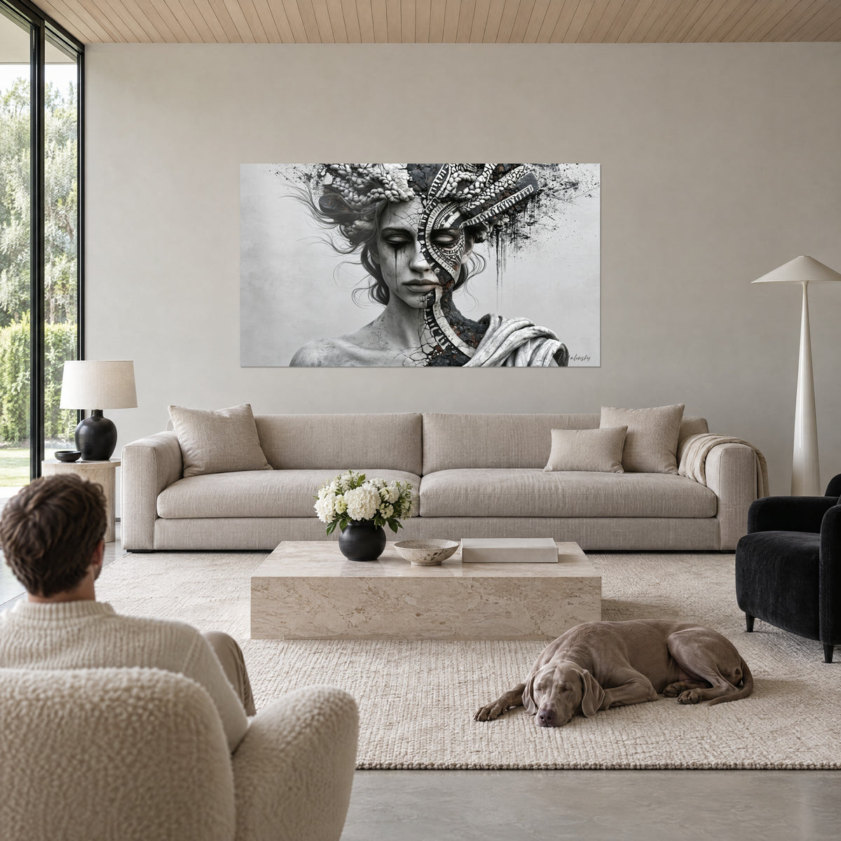 Femme sculptée aux tons anthracite et blanc, au-dessus d'un lit dans une chambre claire