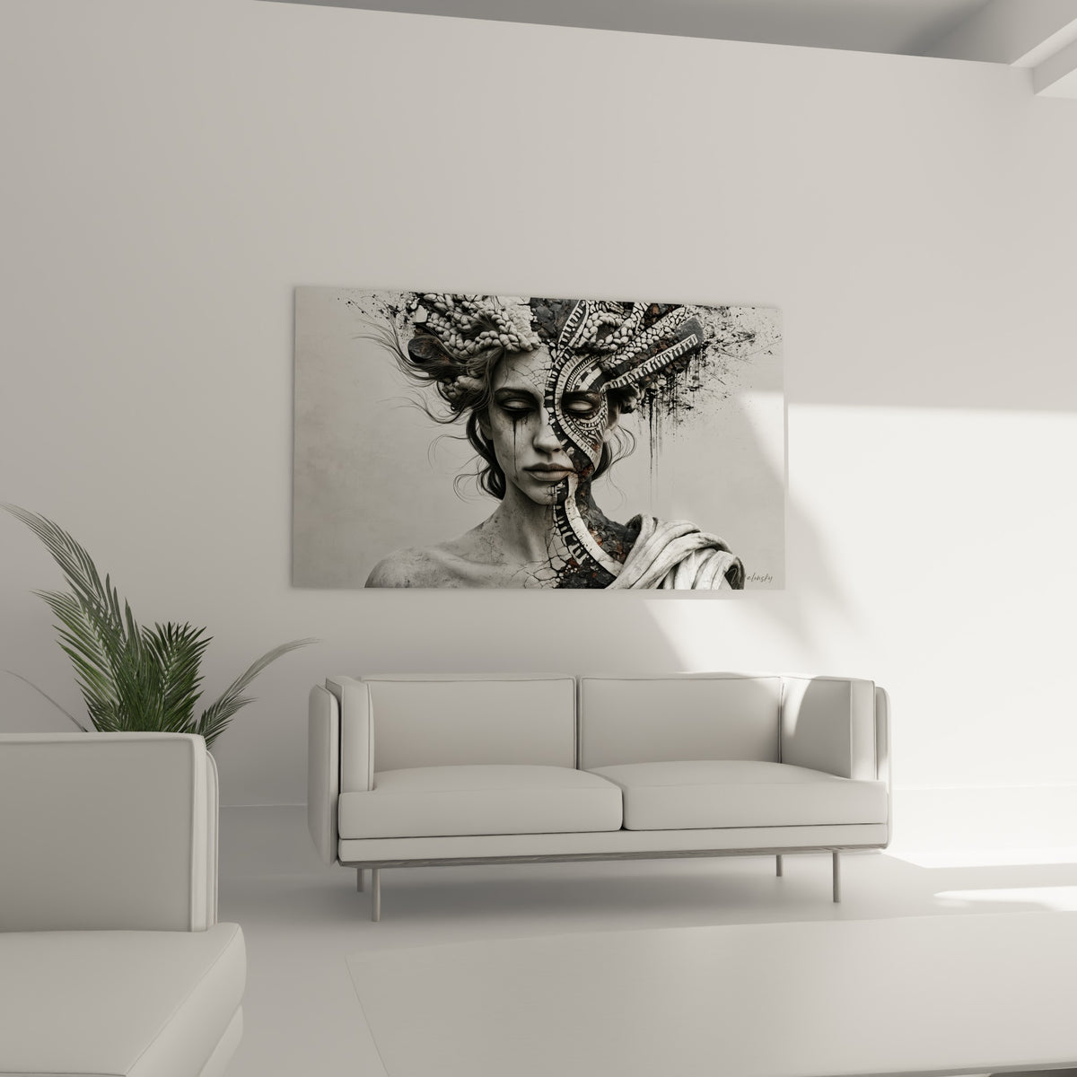 Visage fendu en noir et blanc, matière craquelée, au-dessus d'un canapé dans un salon lumineux
