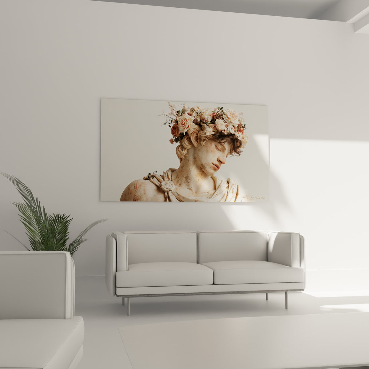 Sculpture au drapé crème et couronne florale rose, tableau statue au-dessus d'un canapé dans un salon lumineux