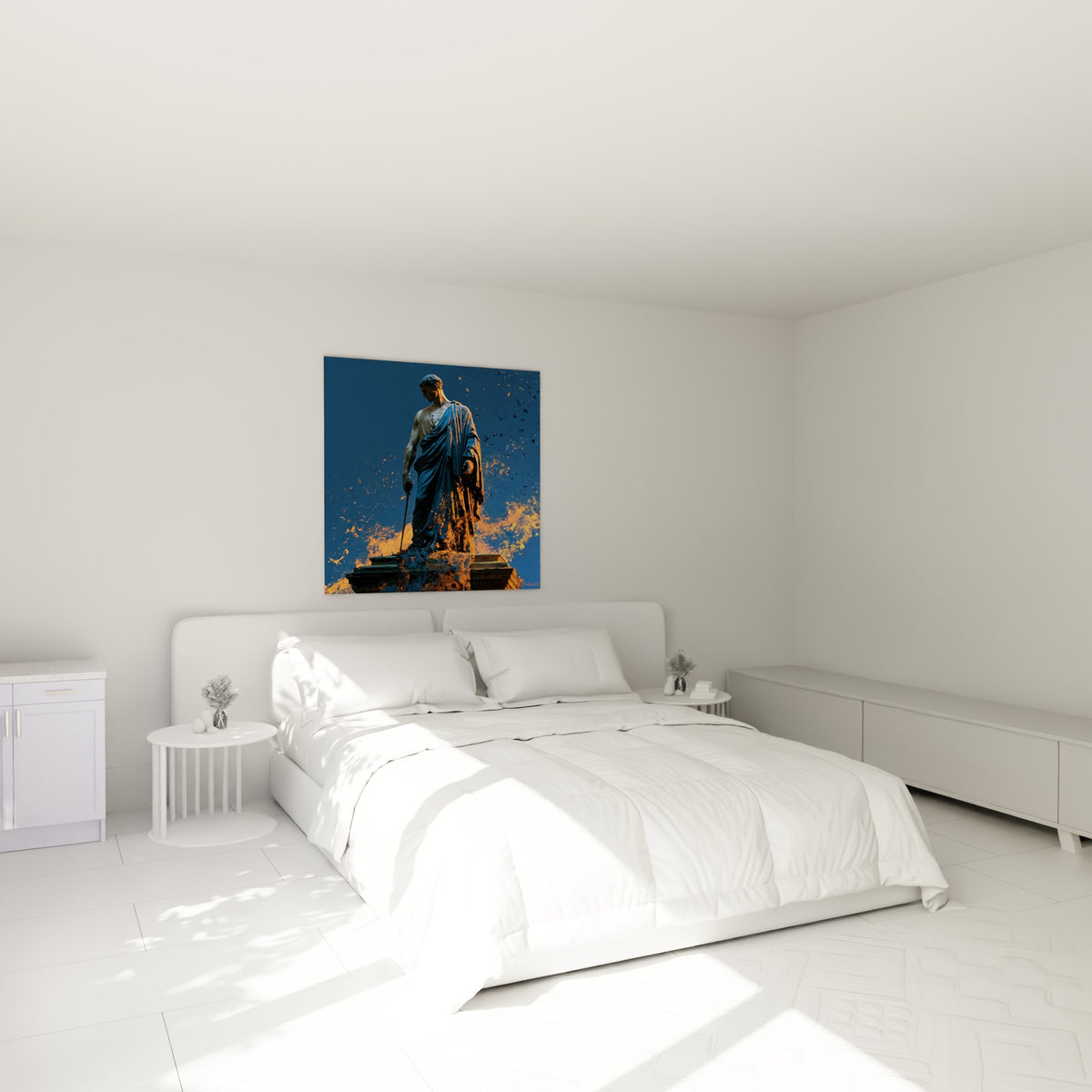 Silhouette antique drapée aux tons bleu nuit et cuivré, accrochée au-dessus d'un lit dans une chambre claire