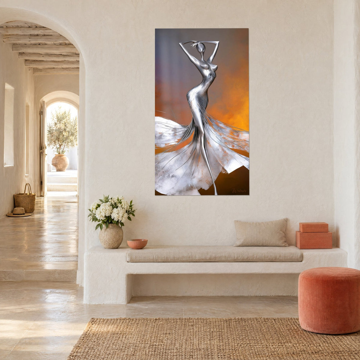 Cuadro bailarina metálica con vestido de láminas cromadas, fondo naranja y gris azulado, pared blanca de una casa mediterránea con arco