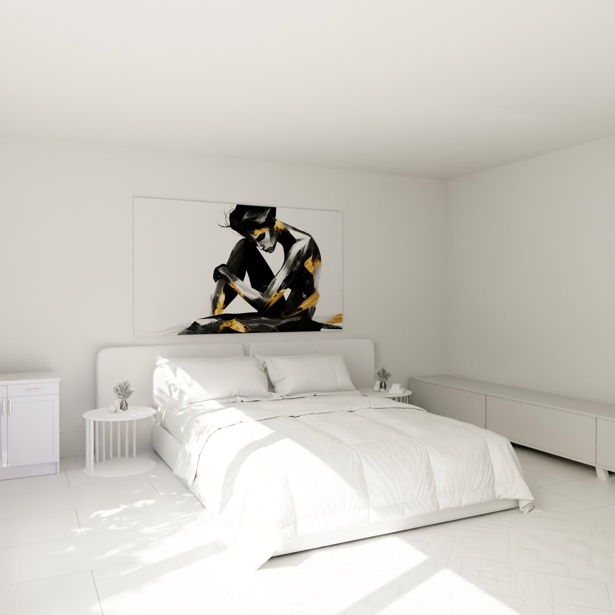 Figure recroquevillée aux touches dorées et noires accrochée au-dessus d'un lit dans une chambre claire