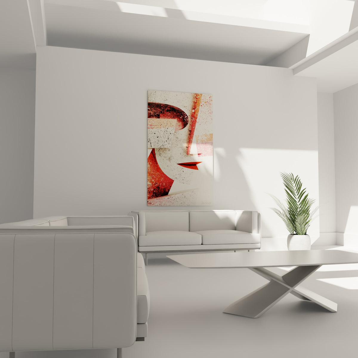 Visage géométrique de la Statue en rouge profond et blanc minéral au-dessus d'un canapé dans un salon lumineux
