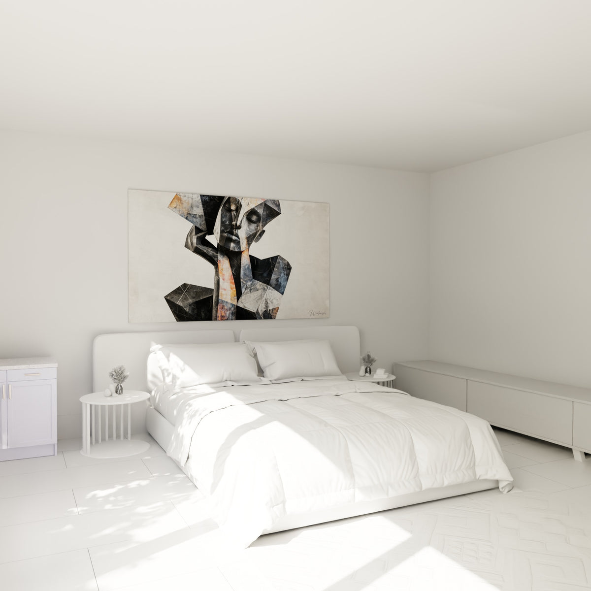 Visage géométrique en statue anthracite et ocre accroché au-dessus d'un lit dans une chambre claire