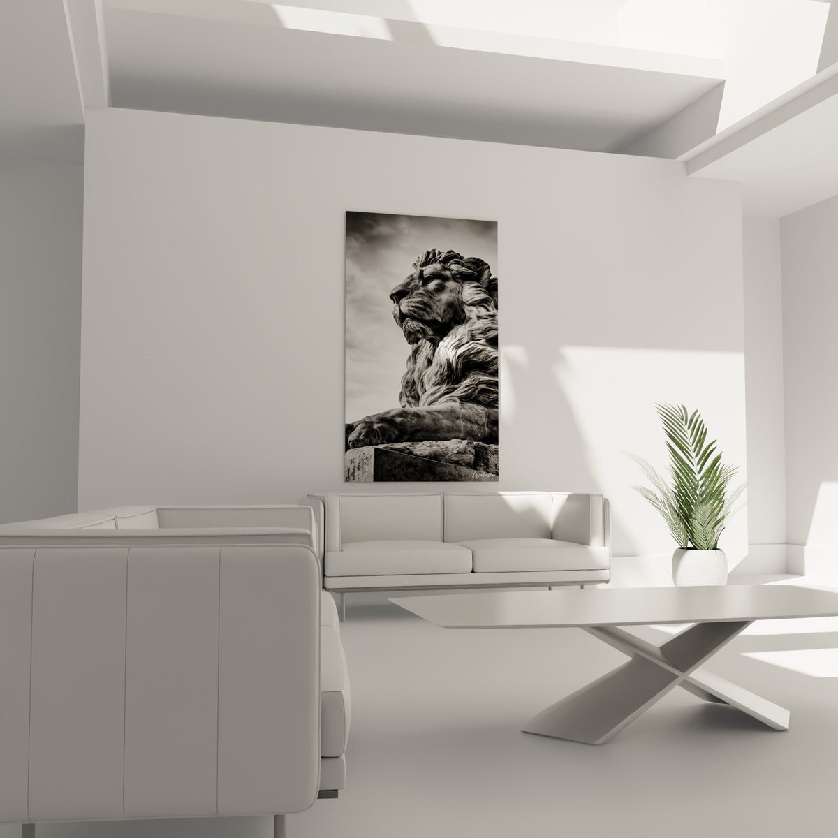 Félin sculpté en gris anthracite et blanc, crinière texturée, suspendu au-dessus d'un canapé dans un salon lumineux