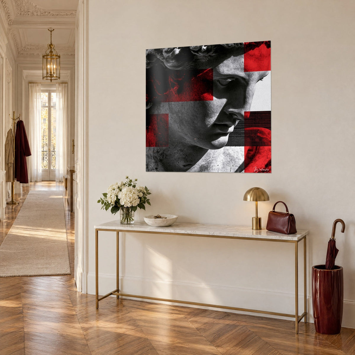 Tableau profil de marbre gris et blocs écarlates sur noir, accroché au-dessus d'une console dorée, vue de trois-quarts