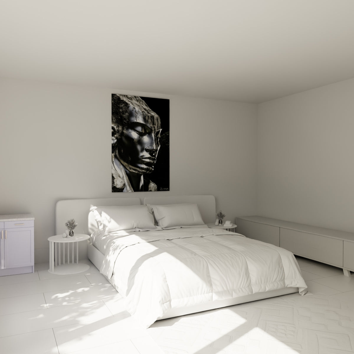 Statue au visage argenté et noir profond accrochée au-dessus d'un lit dans une chambre claire