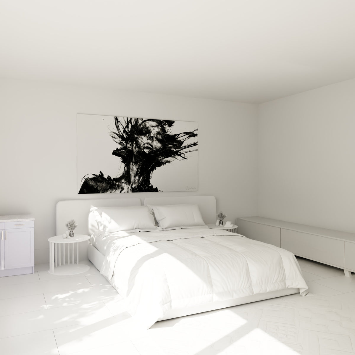 Statue au visage noir et argenté suspendue au-dessus d'un lit dans une chambre claire