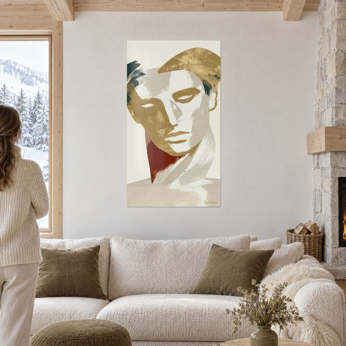 Tableau visage de statue doré aux ombres terracotta, fond crème, au-dessus d'un canapé dans un salon lumineux