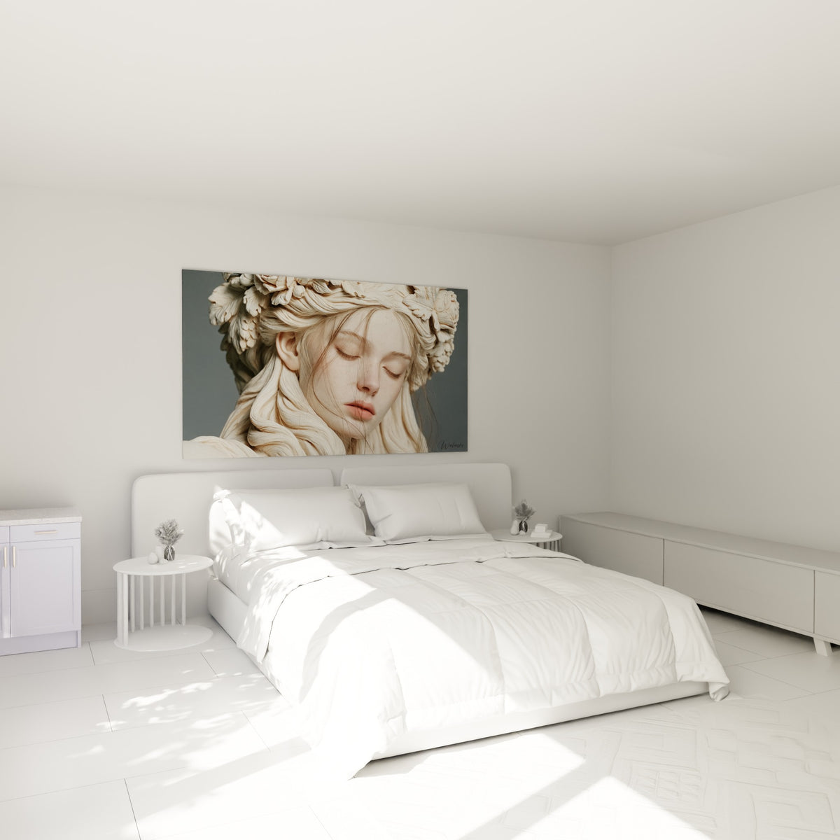 Figure de pierre crème aux cheveux dorés, tableau statue au-dessus d'un lit dans une chambre claire