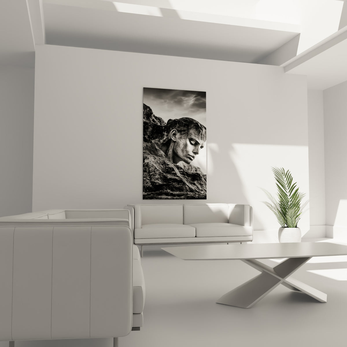 Statue au profil sculpté gris anthracite et blanc, au-dessus d'un canapé dans un salon lumineux