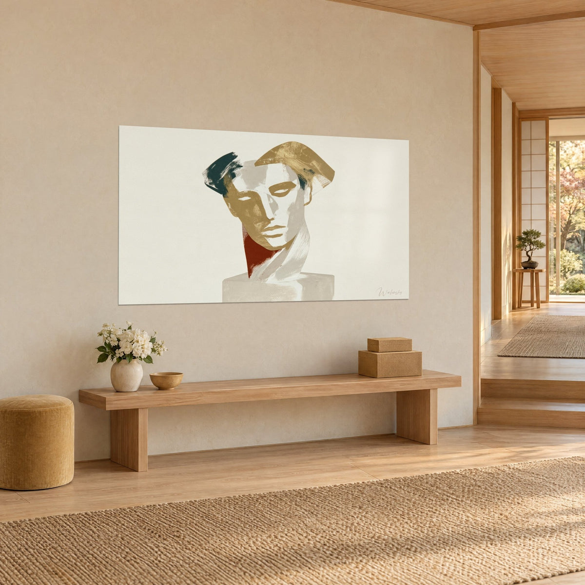 Gemälde hängendes Statuengesicht, goldene Wangen und weißes Band, anthrazitfarbene Haarsträhne, an beiger Wand neben einer Japandi-Holzbank