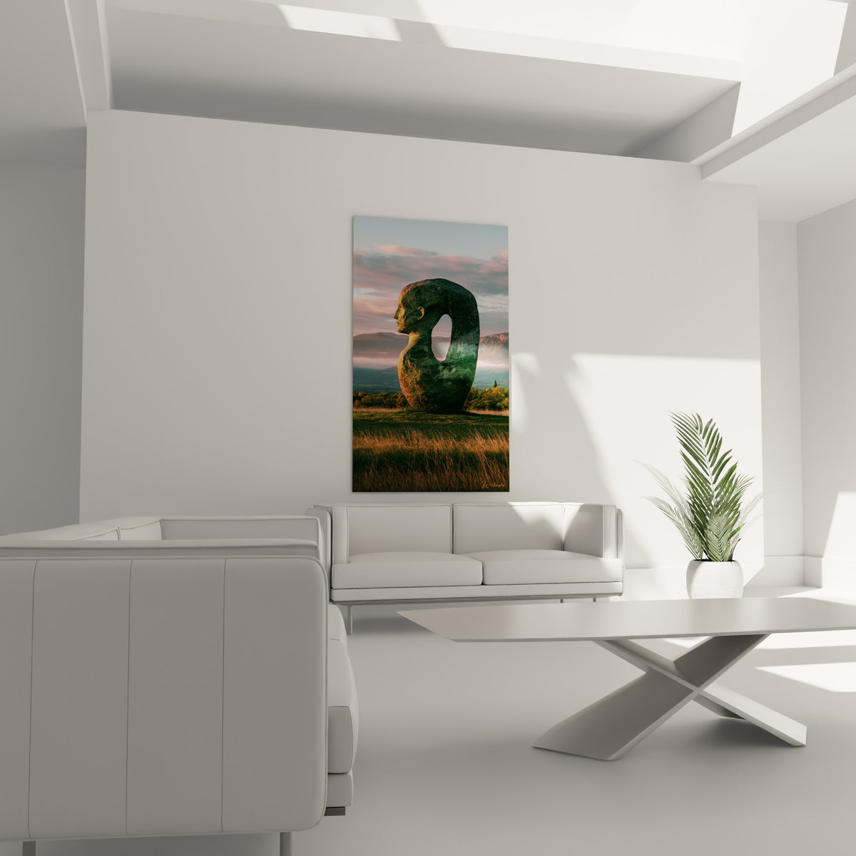 Statue anthracite et dorée à la silhouette ovale au-dessus d'un canapé dans un salon lumineux