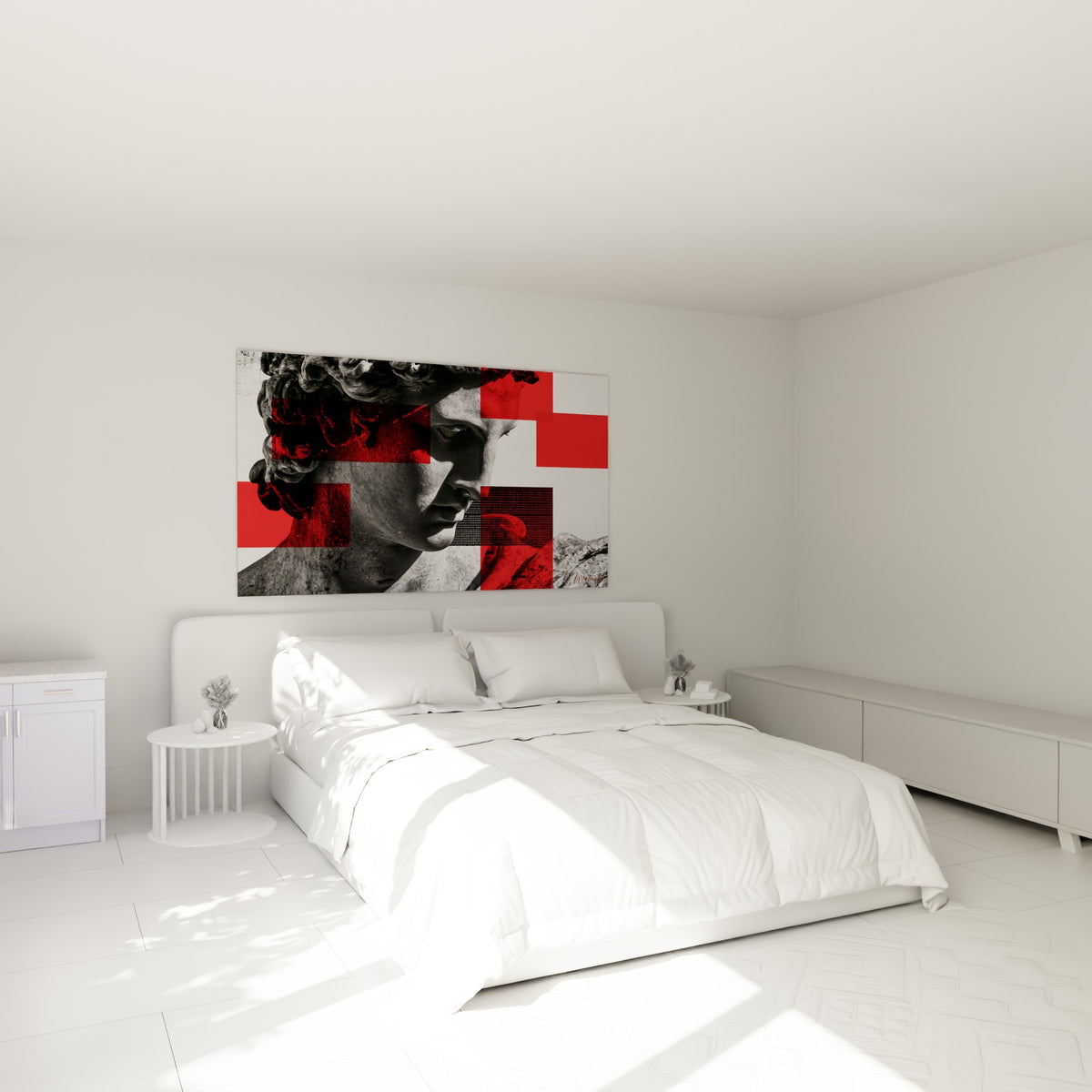 Visage sculpté gris et rouge de la Statue au-dessus d'un lit dans une chambre claire