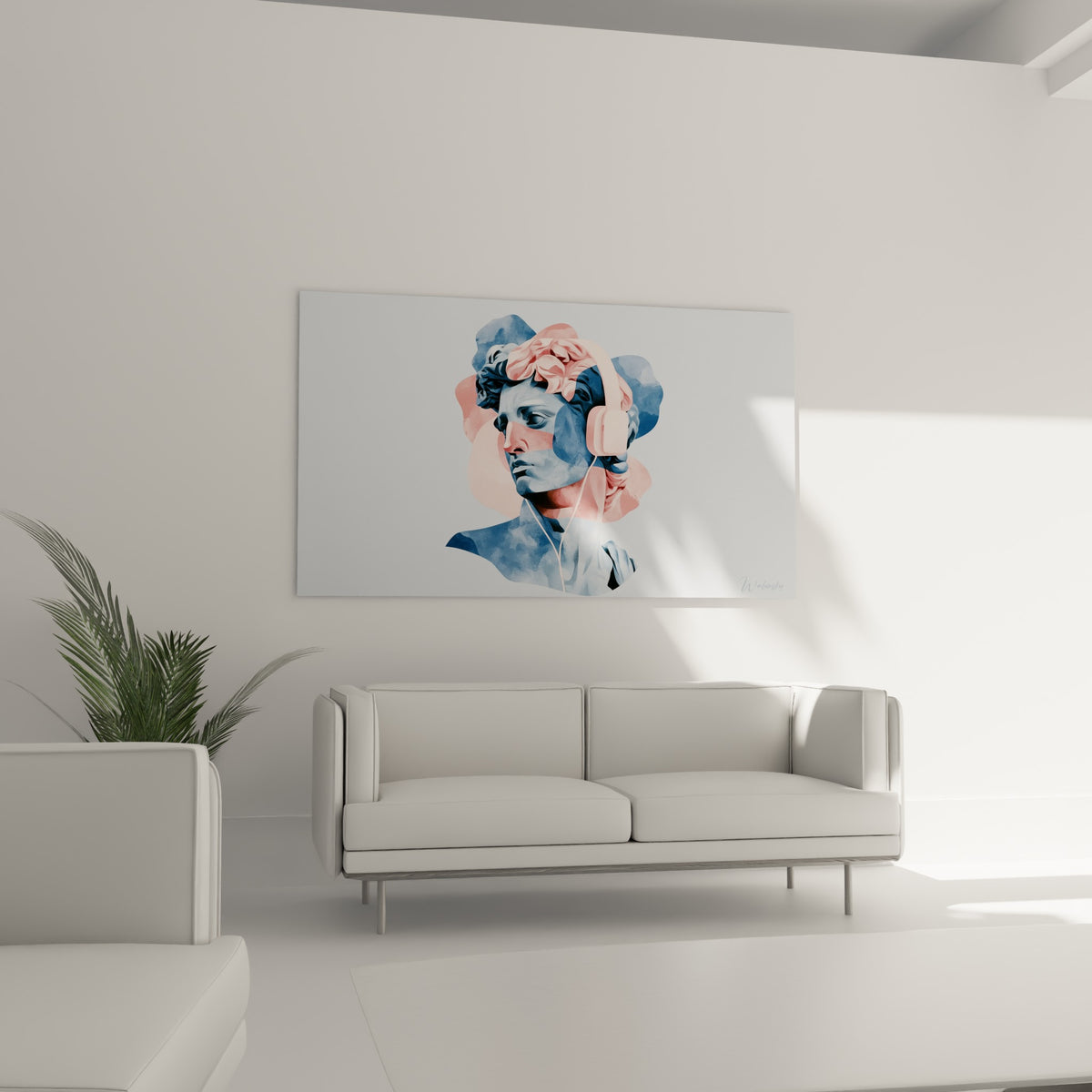 Visage sculptural bleu et rose au casque moderne suspendu au-dessus d'un canapé dans un salon lumineux