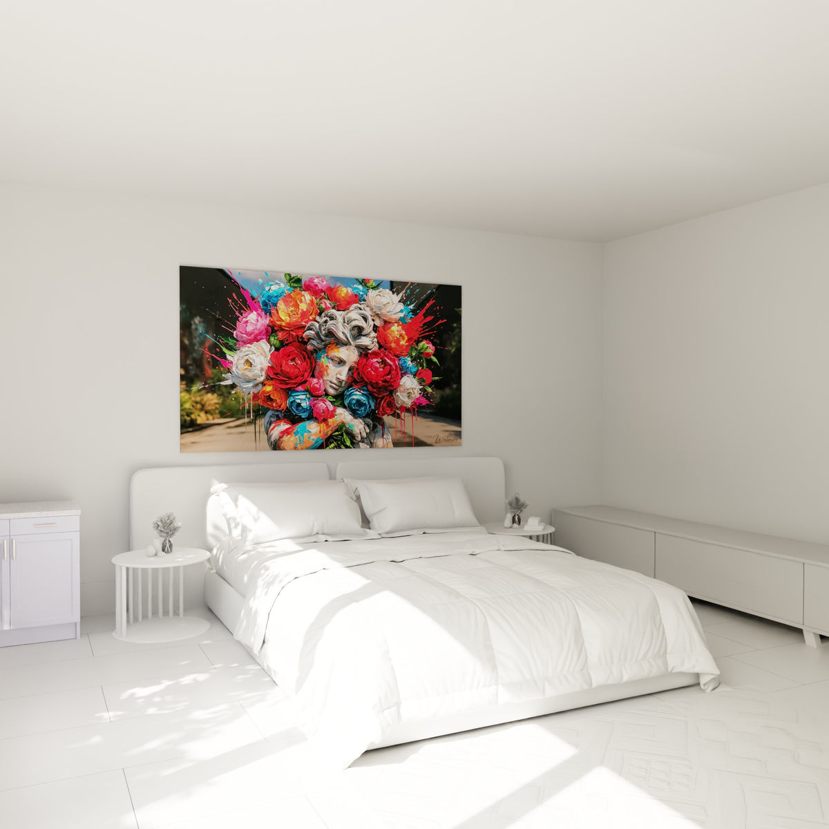 Statue fleurie rouge et blanche au-dessus d'un lit dans une chambre claire et épurée