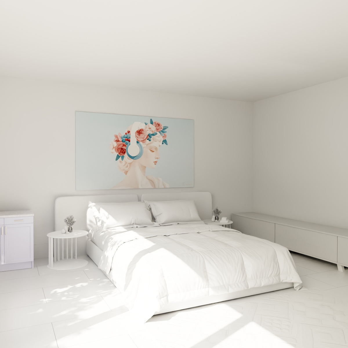 Statue fleurie aux tons roses et bleu ardoise, casque audio blanc, au-dessus d'un lit dans une chambre claire