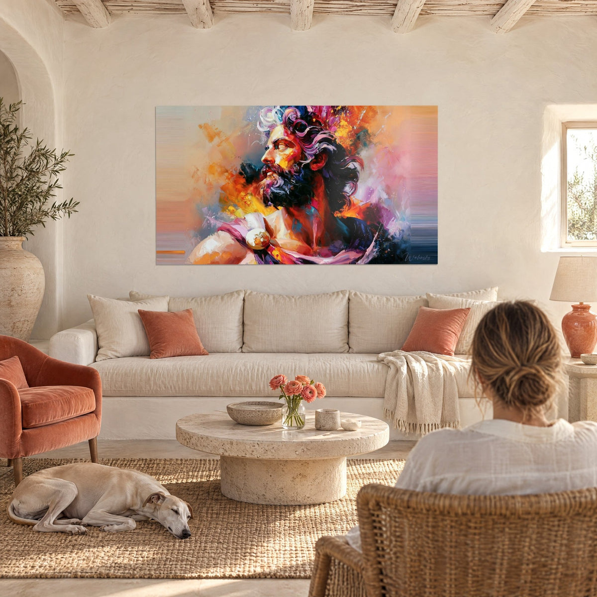 Schilderij borstbeeld van een bebaarde man met lila krullen en oranje accenten, blik opzij gericht, vrouw van achteren en een windhond, boven een bank in een lichte woonkamer