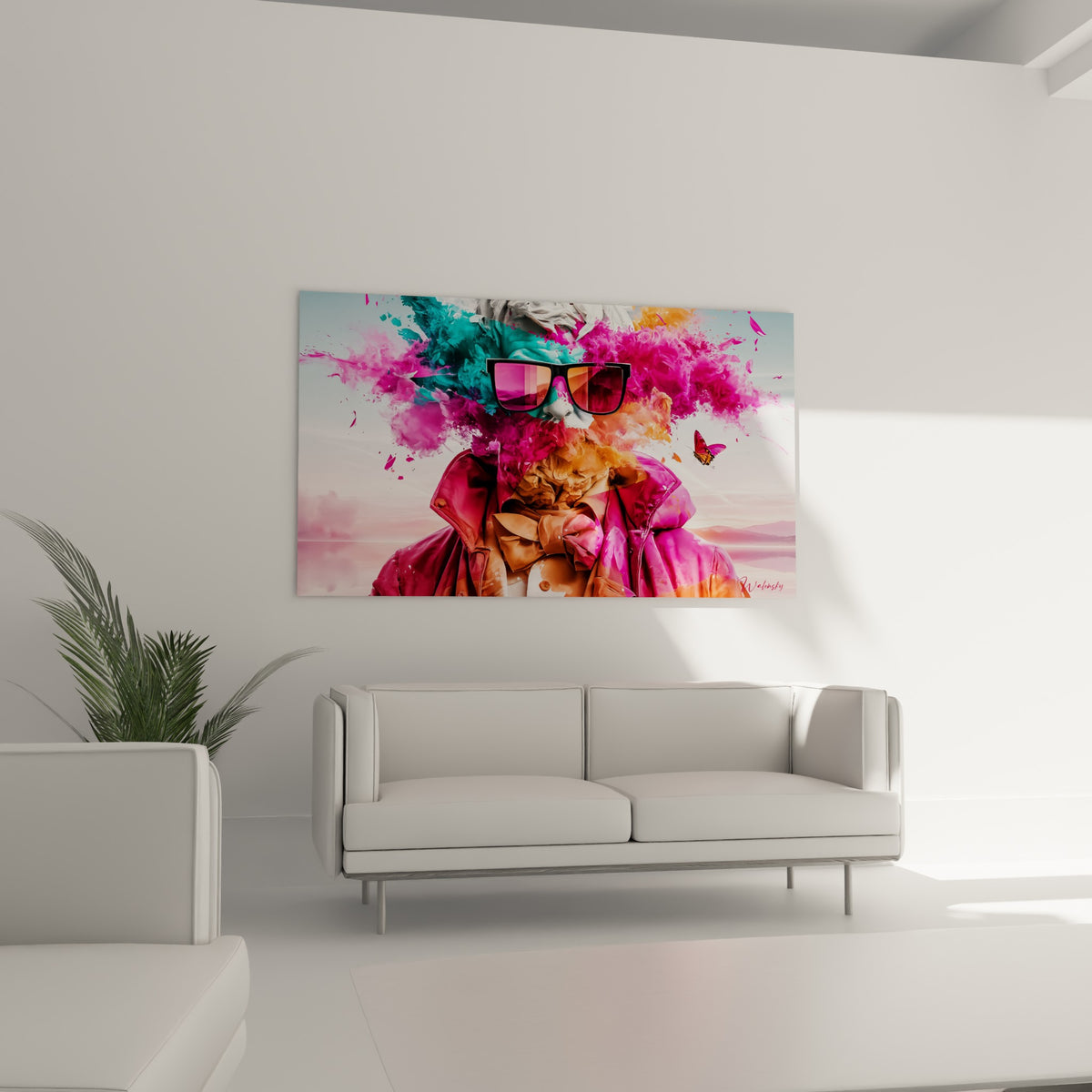 Personnage au nœud papillon orangé et lunettes roses, tableau au-dessus d'un canapé dans un salon lumineux