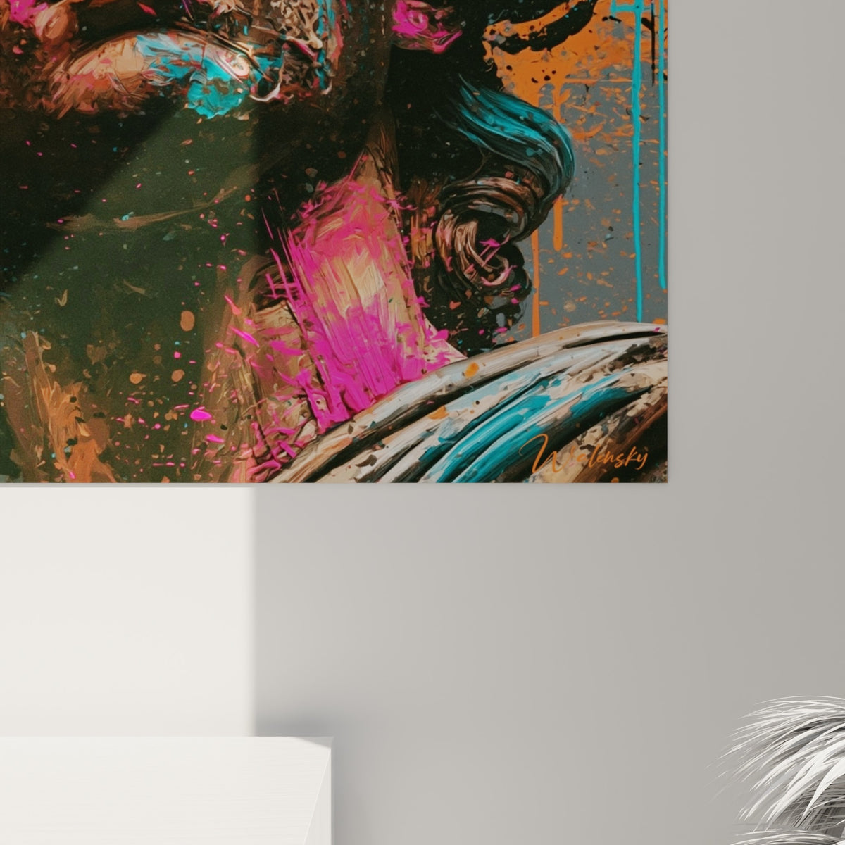 Grain pictural visible sur cette Statue, empâtements turquoise et coulures roses sur fond anthracite texturé