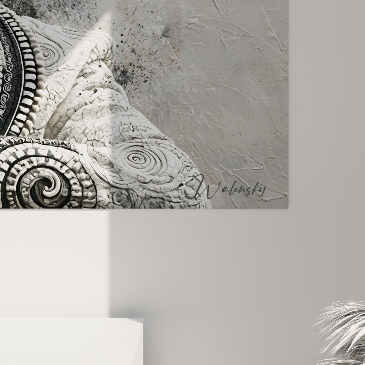 Reliefs granuleux et fissures blanches sur fond anthracite, détail des motifs spiralés en noir profond