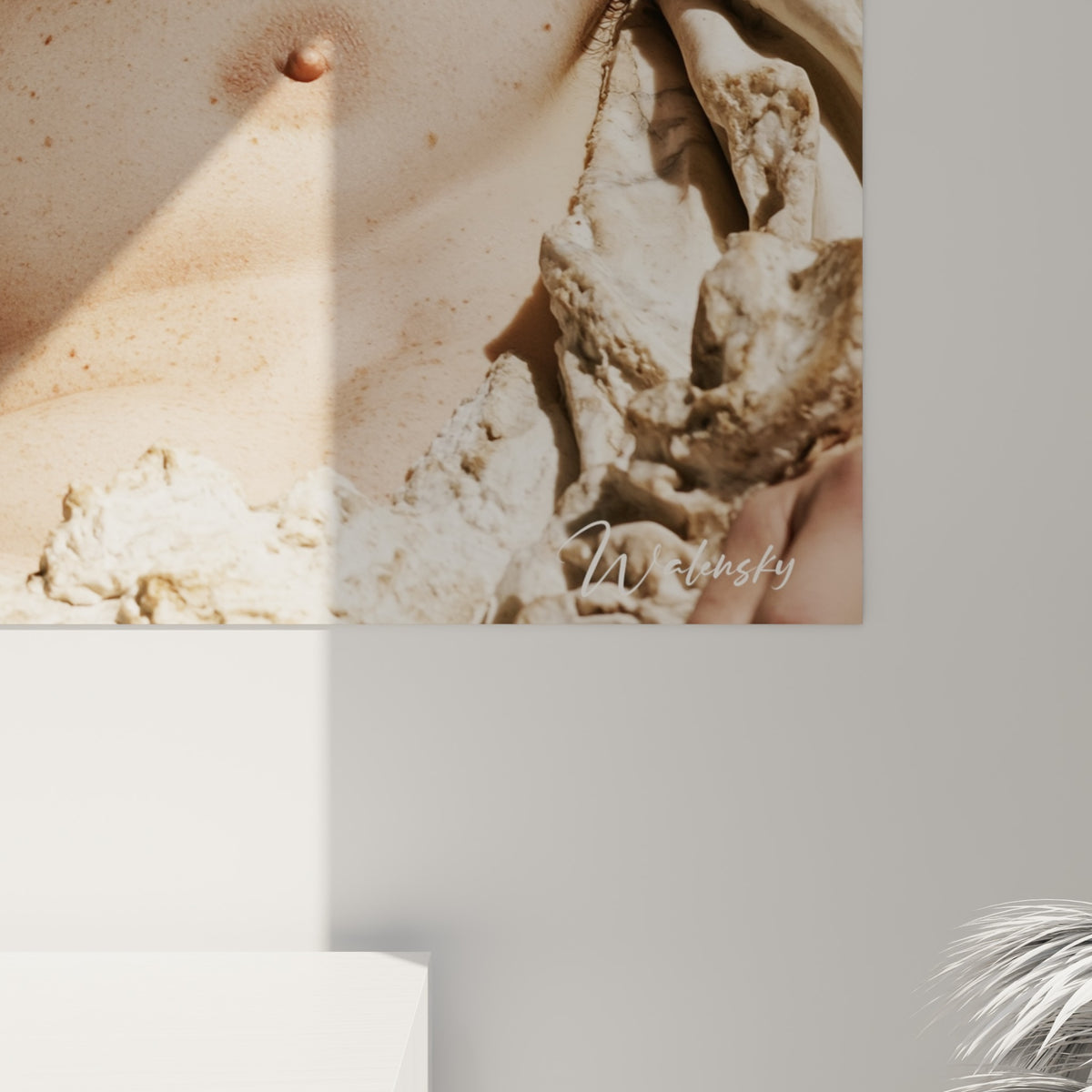 Veinures grises et grain de peau beige visibles de près sur cette Statue accrochée au mur