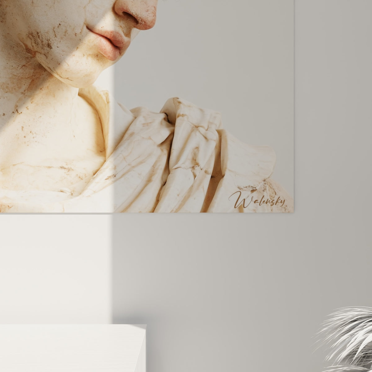 Grain marbré crème et veines brunes visibles de près, pétales rosés effleurant la pierre sculptée