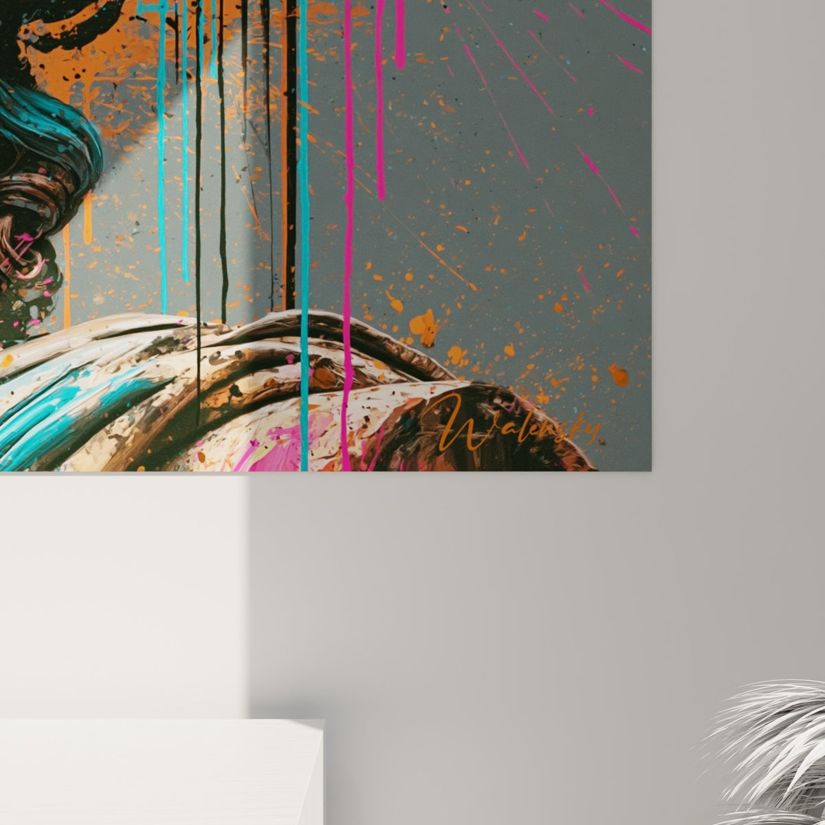 Grain de peinture visible sur le buste de statue, coulures roses et empâtements turquoise en gros plan