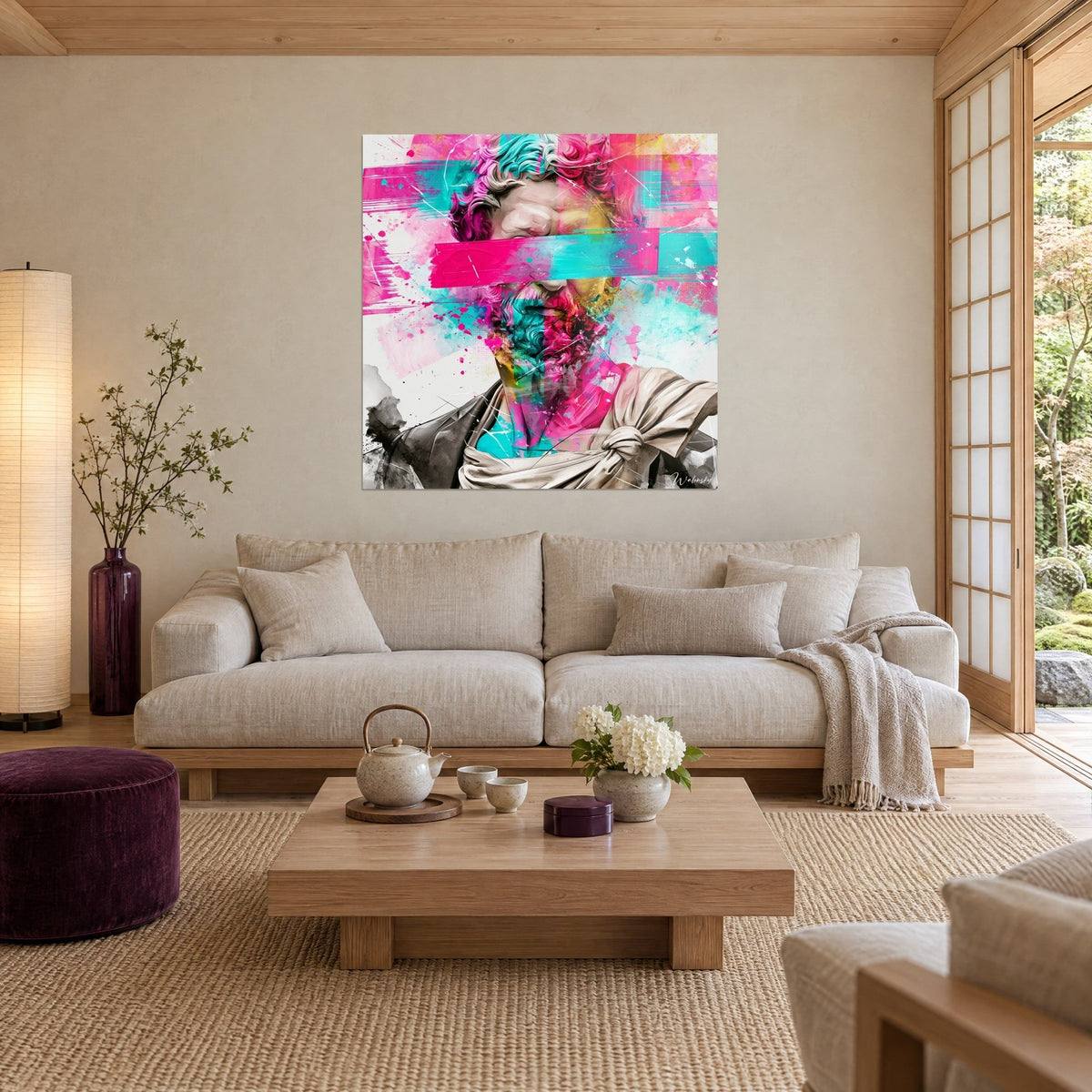 Tableau buste antique barbu à bandeaux rose et turquoise, drapé beige, éclaboussures vives, au-dessus d'un canapé dans un salon lumineux