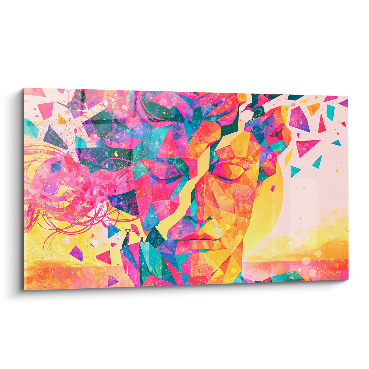 Visage antique fragmenté rose fuchsia et doré, éclats triangulaires turquoise en dispersion sur fond crème