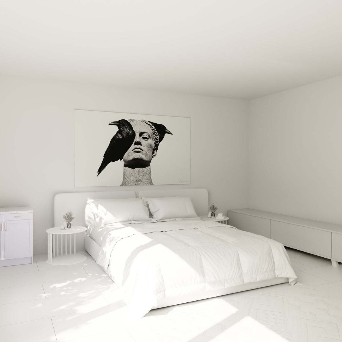 Corbeaux noirs posés sur une statue grise, au-dessus d'un lit dans une chambre claire