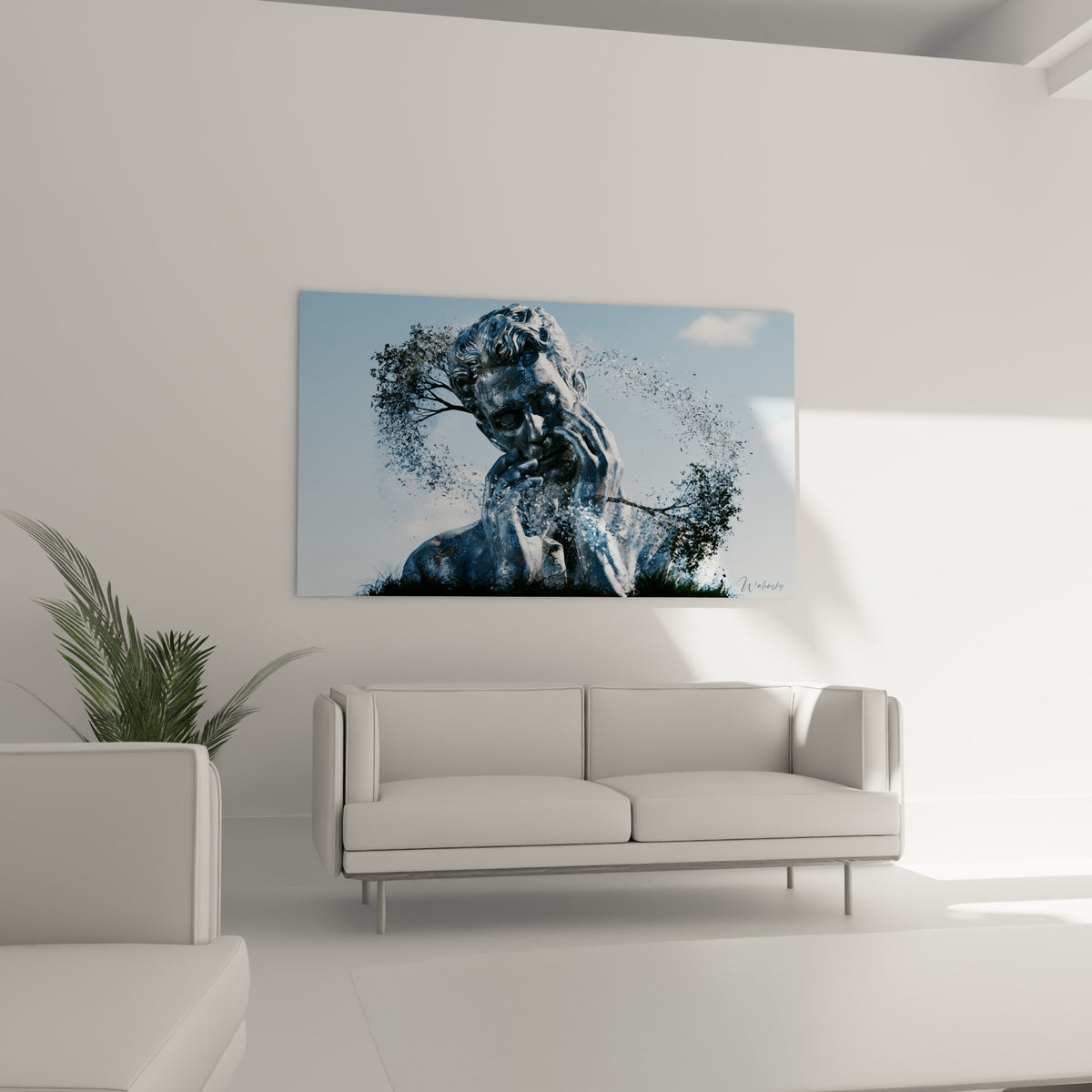 Visage sculpté marbré aux tons bleu ciel et blanc, au-dessus d'un canapé dans un salon lumineux
