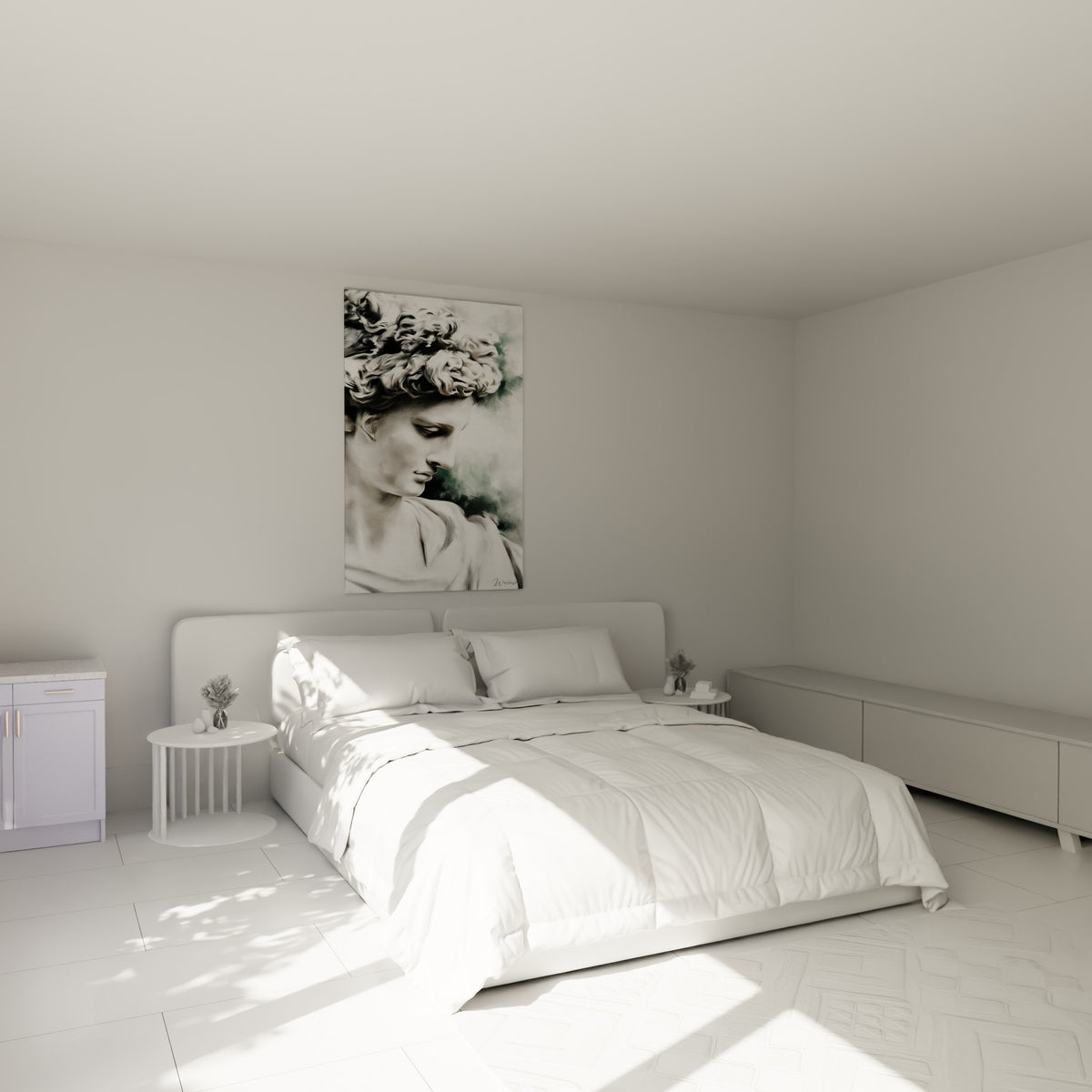Visage sculpté aux tons blancs et anthracite, accroché au-dessus d'un lit dans une chambre claire