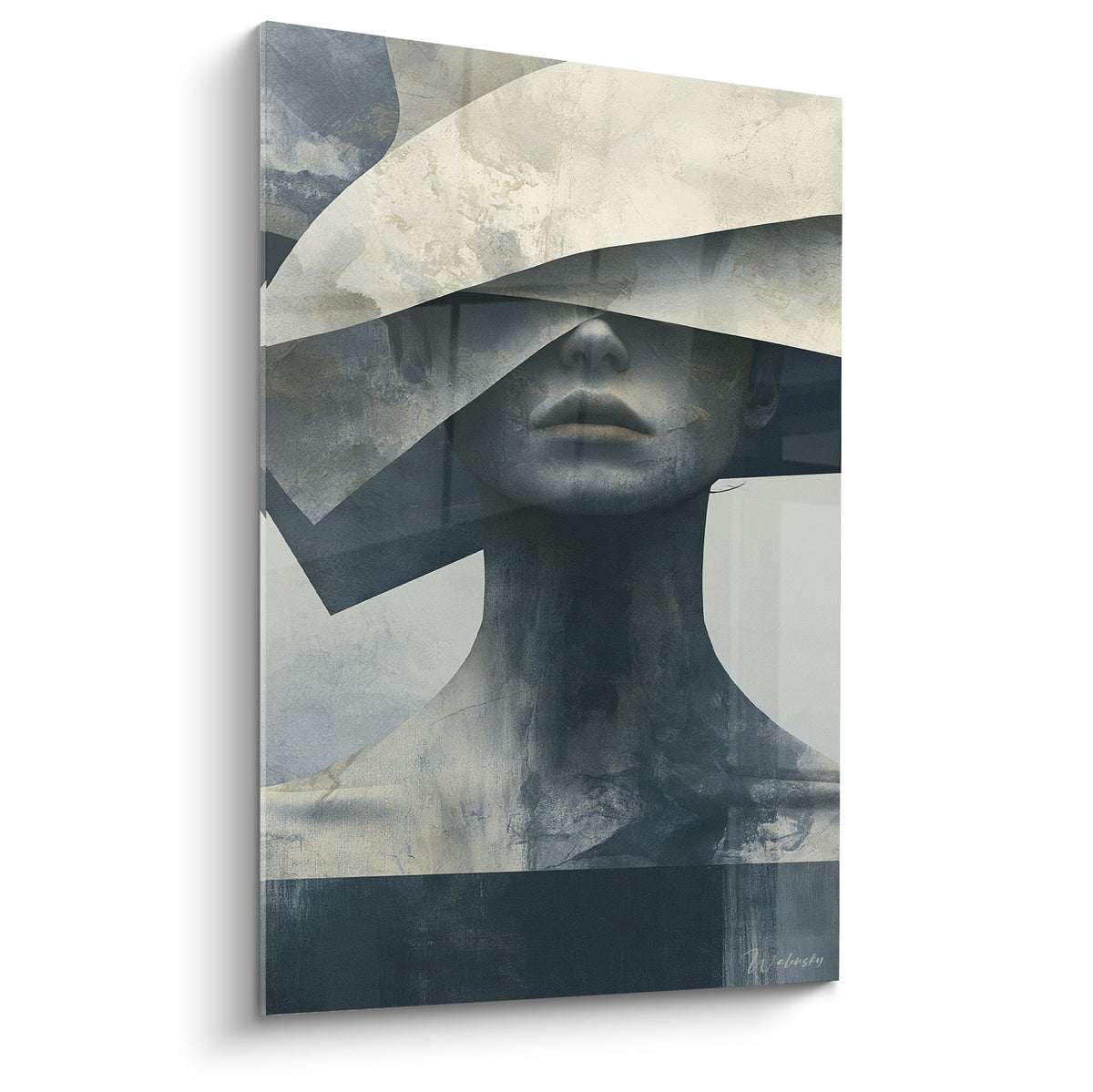Statue au visage voilé de drapé ivoire craquelé sur fond bleu ardoise et gris anthracite