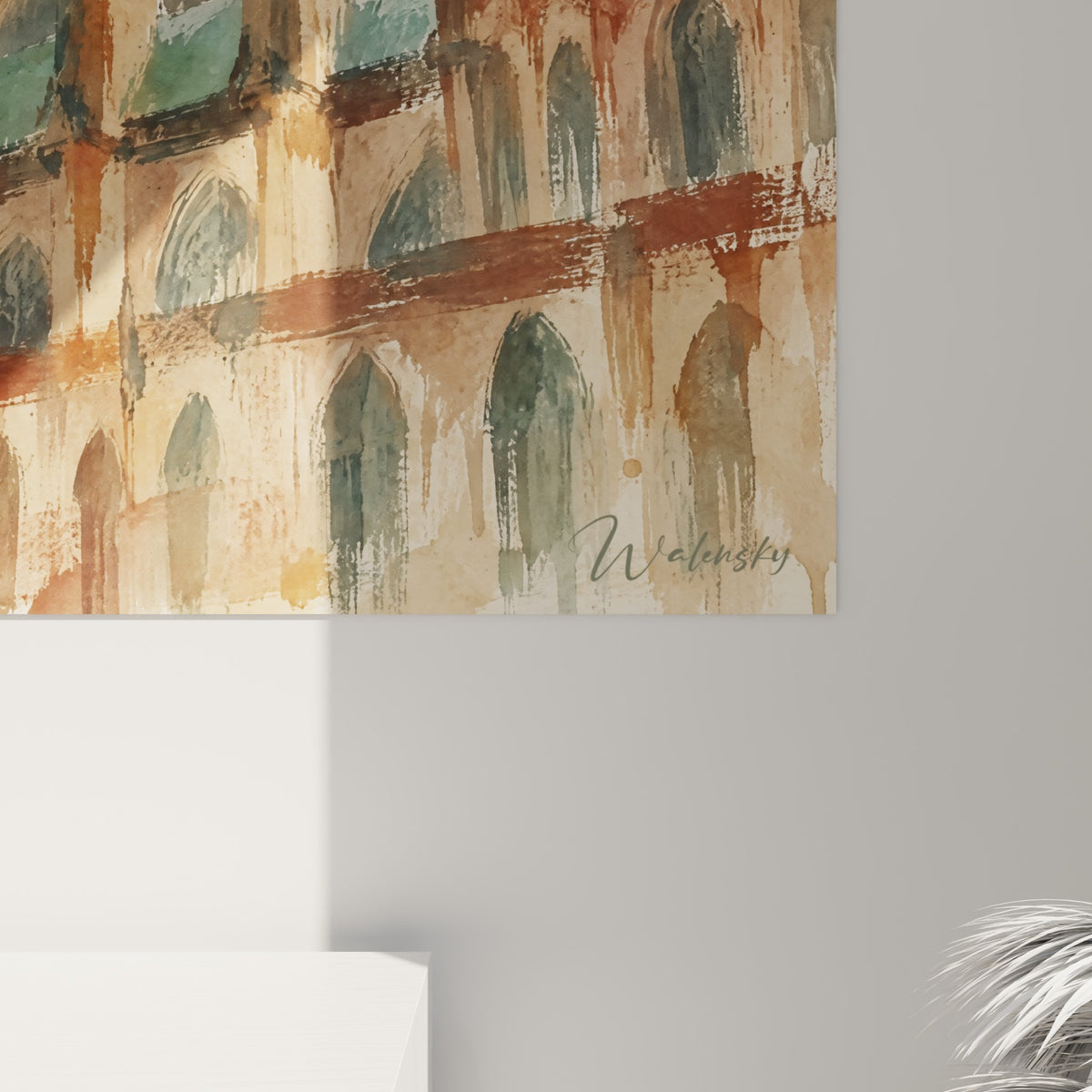 Détail des touches d'aquarelle terracotta et vert sauge, coulures et grain visibles sur la pierre sculptée