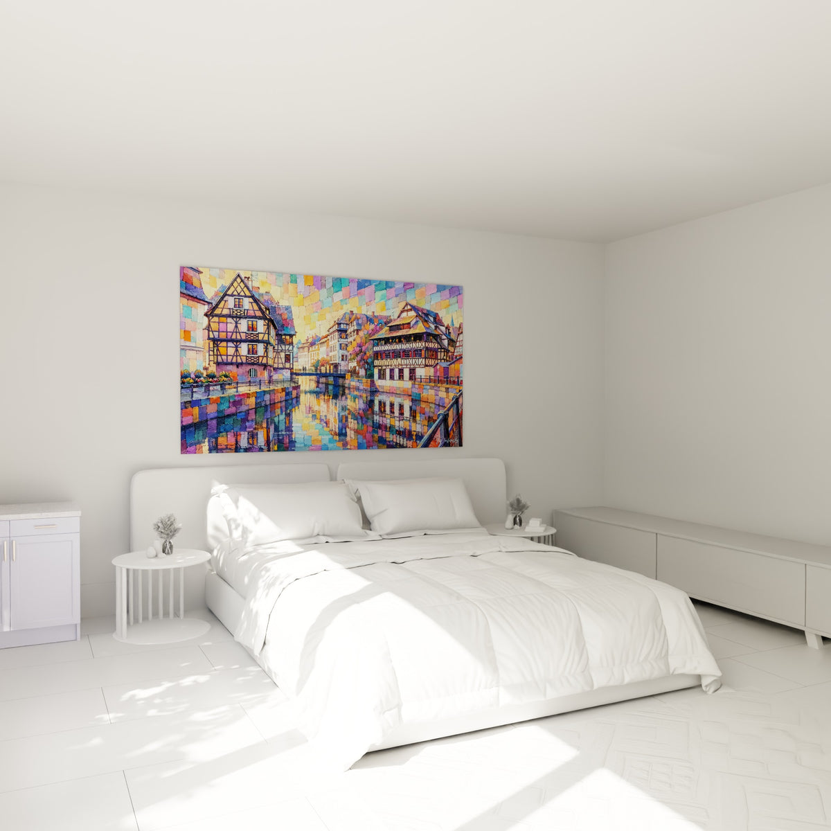 Façades alsaciennes mauves et ocre de Strasbourg, accrochées au-dessus d'un lit dans une chambre claire