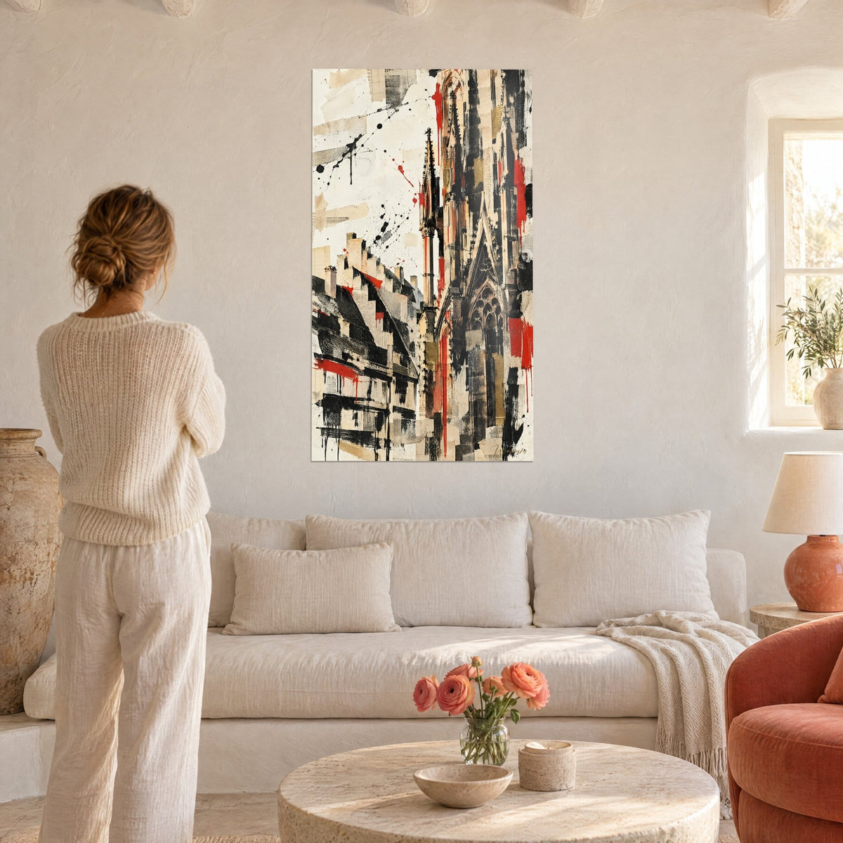 Cuadro arco gótico en collage negro y rojo, mujer de espaldas, sobre un sofá en un salón luminoso