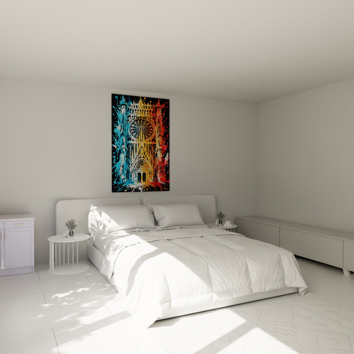 Façade gothique bleue, orange et rouge en éclaboussures au-dessus d'un lit dans une chambre claire