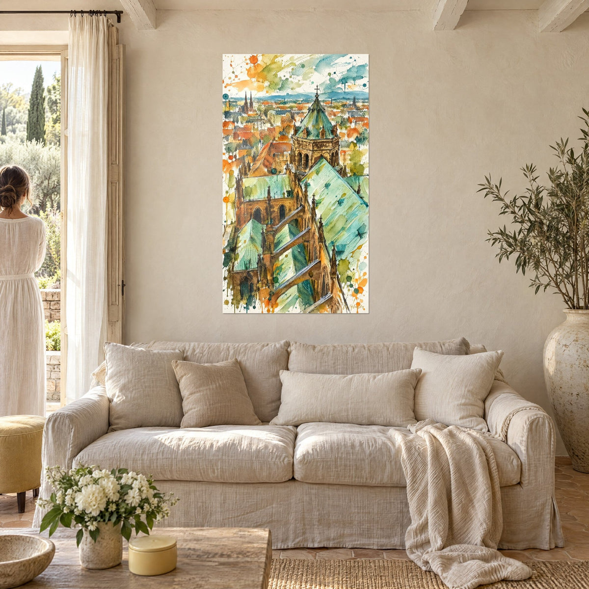 Gemälde einer gotischen Kathedrale mit grünen und ockerfarbenen Dächern, orangefarbene Spritzer, provenzalisches Landhaus über einem Sofa in einem hellen Wohnzimmer