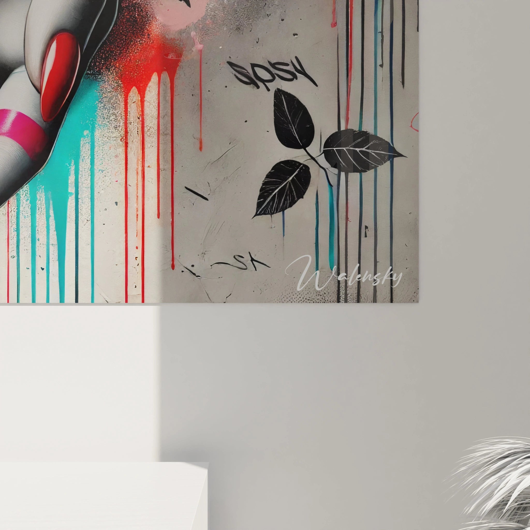 En gros plan, ce tableau street art révèle ses détails uniques : la rose rouge éclatante, les éclats de peinture et les textures brutes. Une ode à l'art urbain et à la beauté contemporaine.