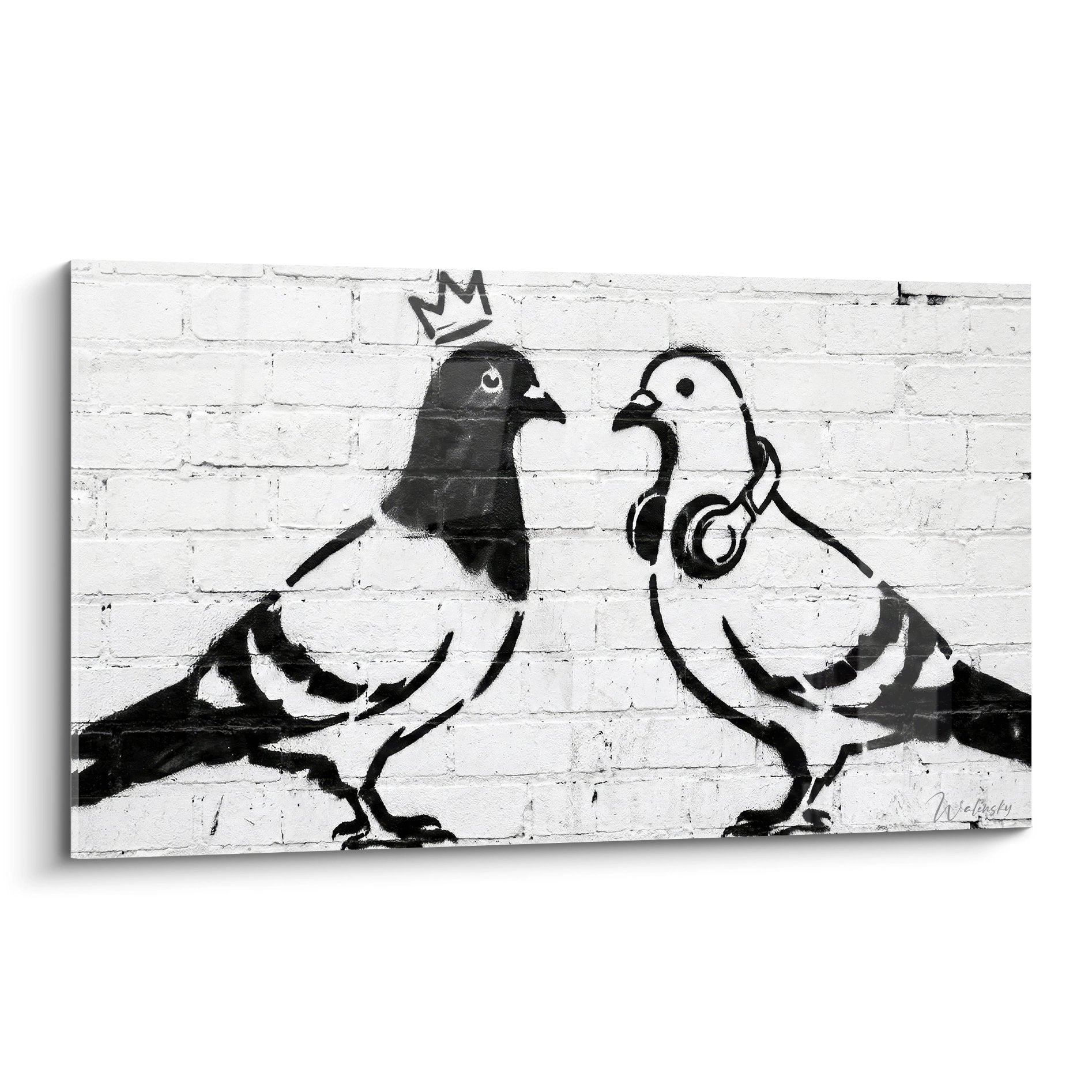 Tableau street art deux pigeons noir et blanc couronne casque audio mur briques