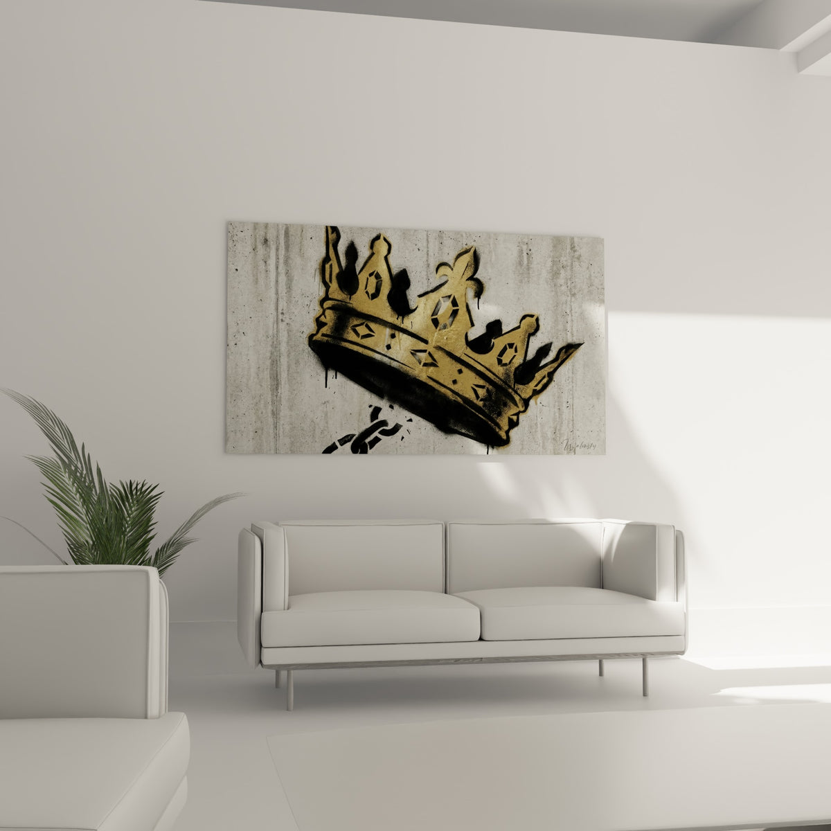 Couronne noire et dorée style graffiti, suspendue au-dessus d'un canapé dans un salon lumineux