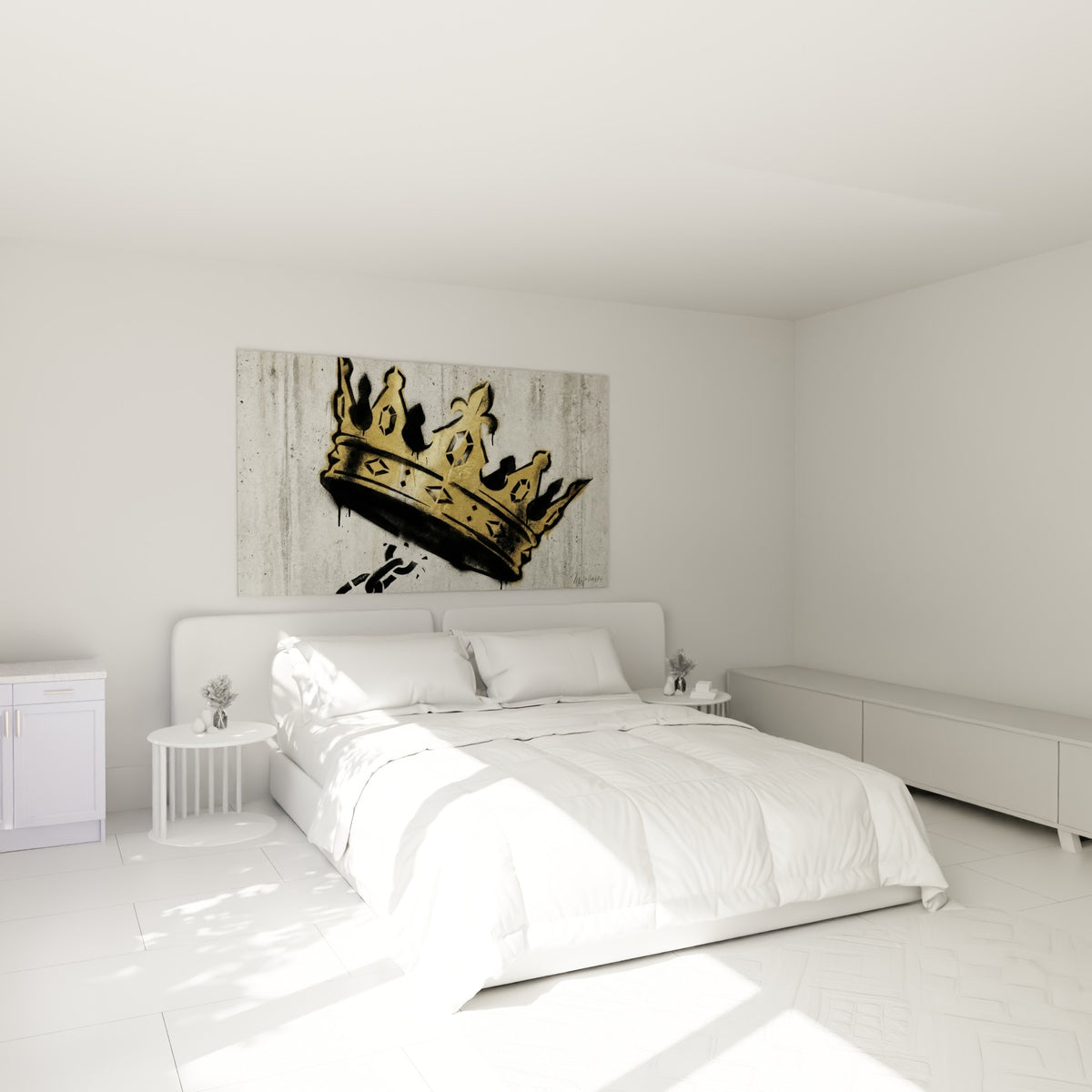 Symbole royal doré peint en pochoir, accroché au-dessus d'un lit dans une chambre claire