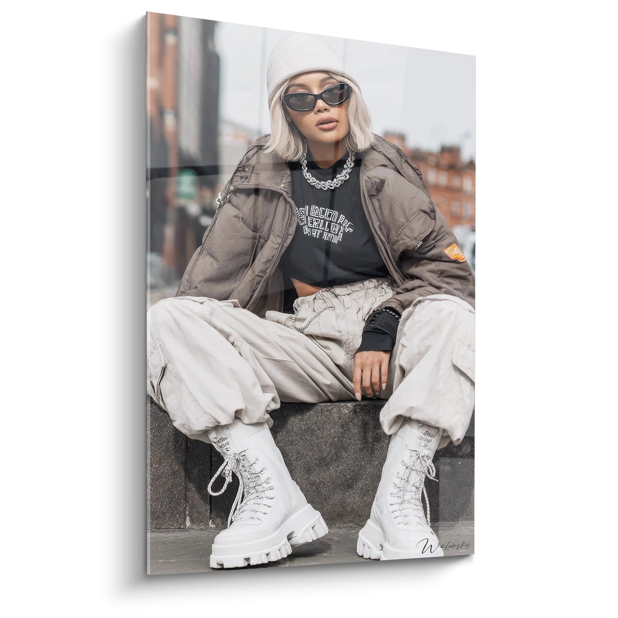 Tableau streetwear femme représentant une femme en vêtement élégant avec des bottes blanches sur fond urbain
