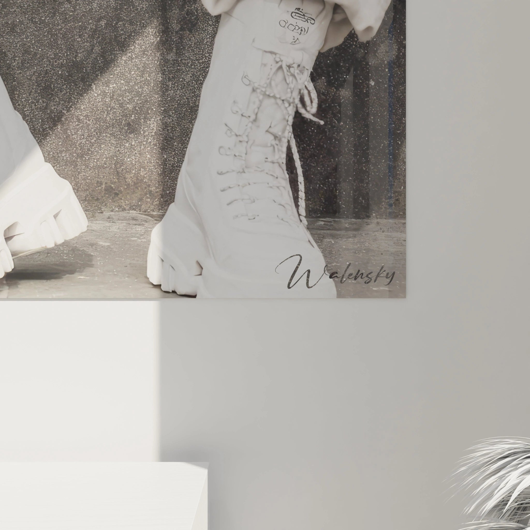 Tableau mural streetwear femme de Walensky avec des bottes blanches sur fond urbain