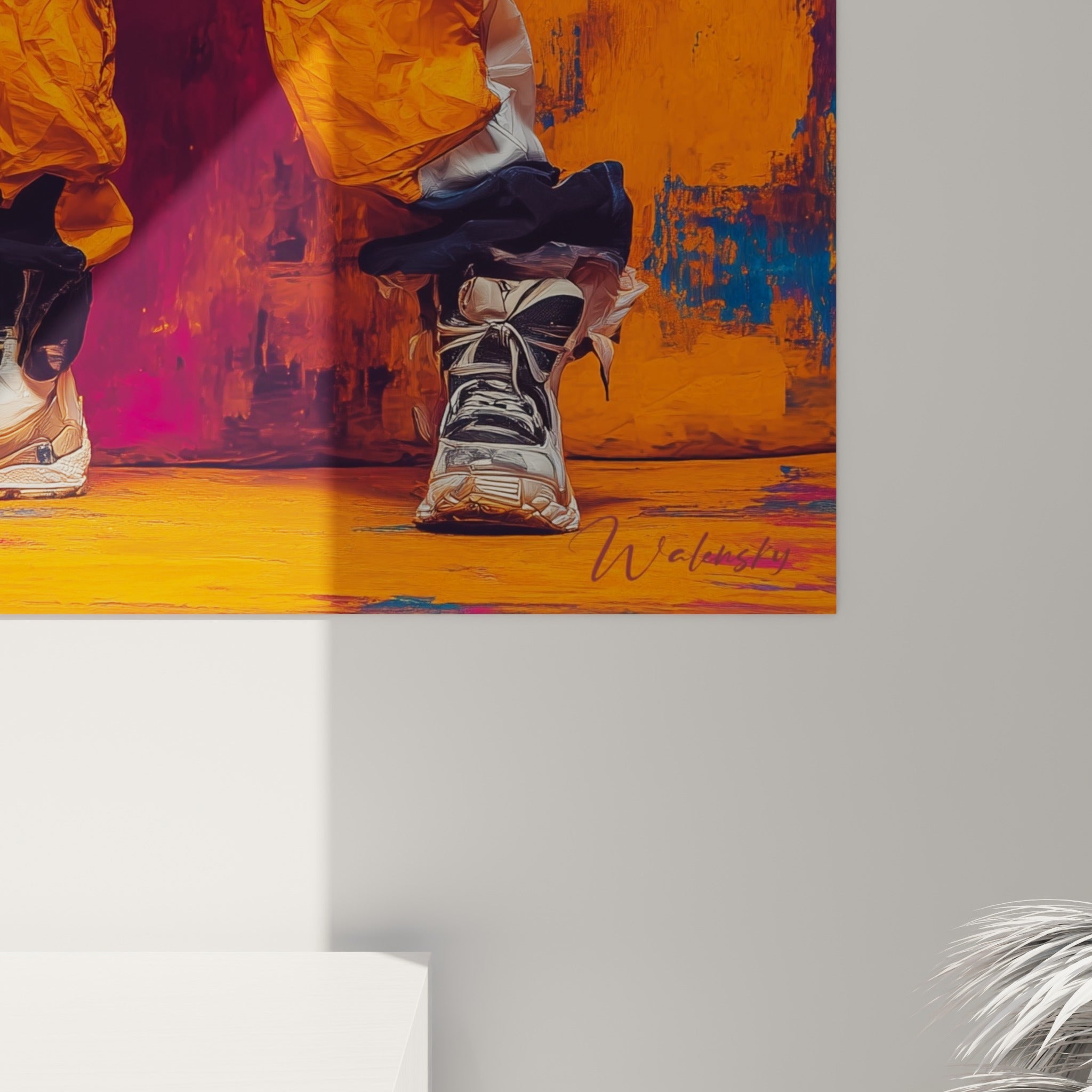 Détail de la matière picturale montrant les coulures orange et bleues du fond abstrait de l'œuvre