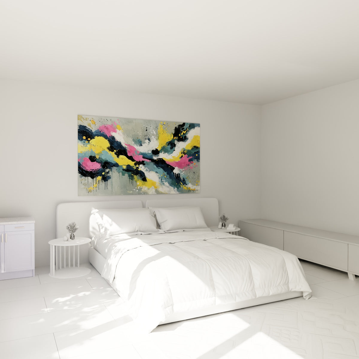 Éclats roses et dorés de cette toile abstraite au-dessus d'un lit dans une chambre claire