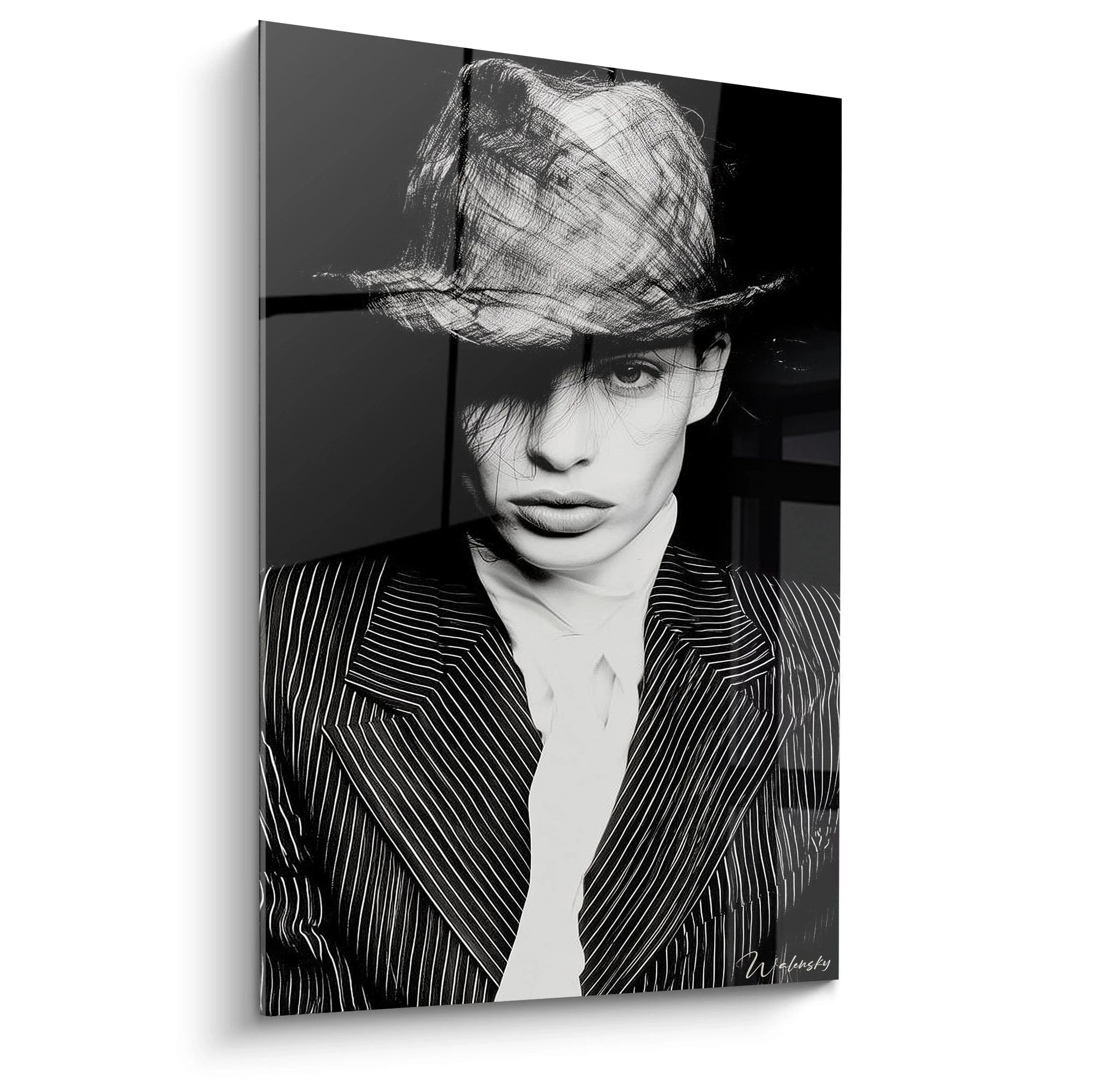 Tableau années 40 en noir et blanc avec modèle portant un chapeau et une tenue à rayures