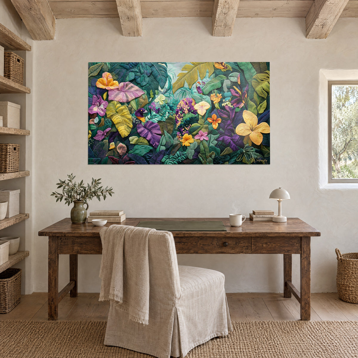 Gemälde exotische Flora in Stickerei, minzgrüne Philodendren, orangefarbene Blüten und violette Lilien, gegenüber einem Schreibtisch aus Rohholz