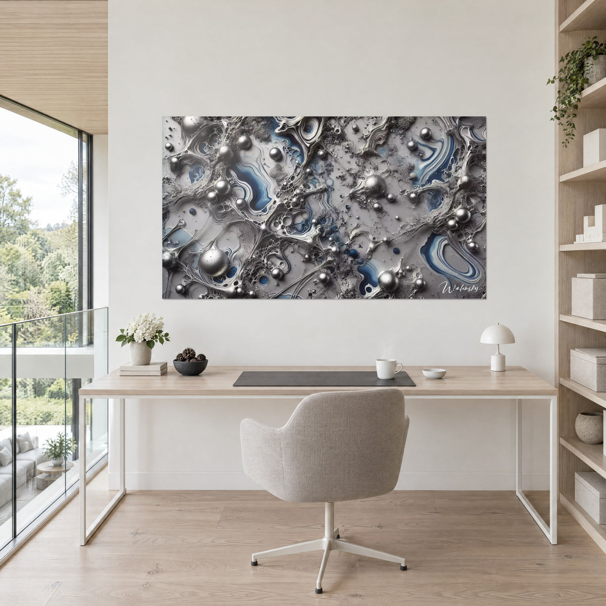 Abstract epoxyschilderij met zilveren kralen, antracietgrijze reliëfs en marineblauwe lagen, boven een bureau van licht hout